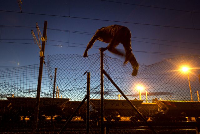 Βρετανοί αστυνομικοί στο γαλλικό Καλαί εναντίον των μεταναστών